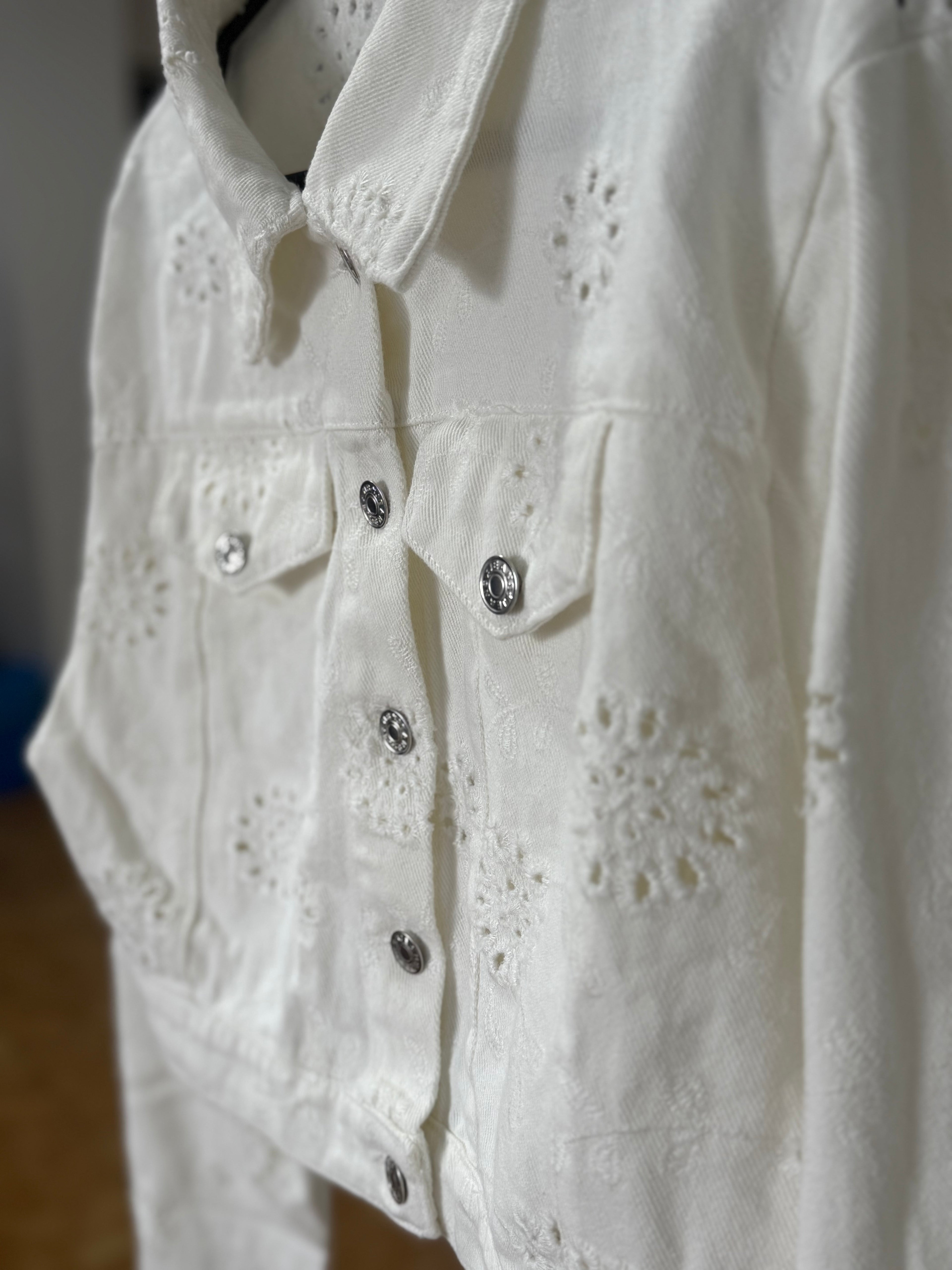 CHAQUETA DENIM PERFORADA