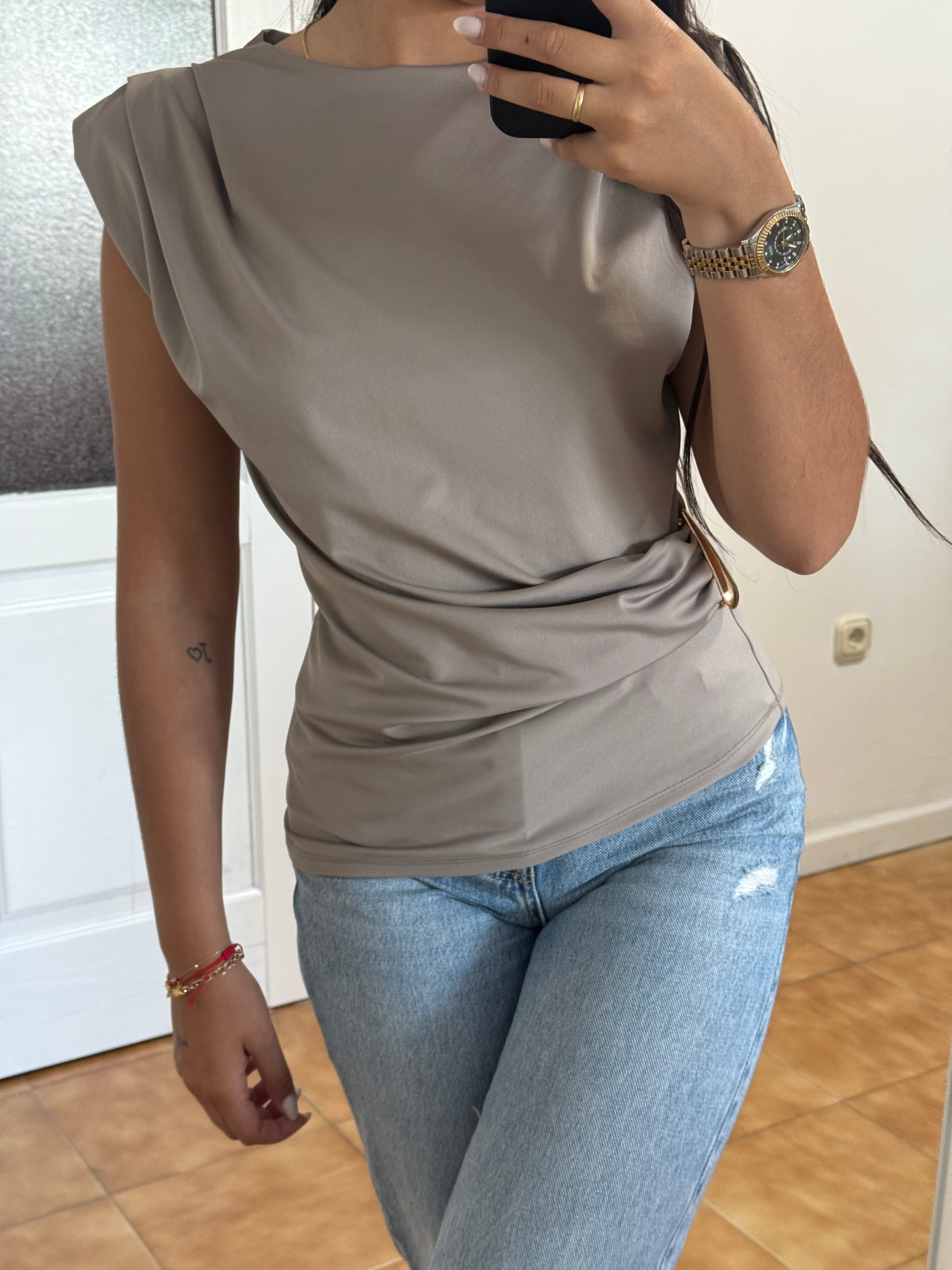 BLUSA HOMBRERAS DETALLE